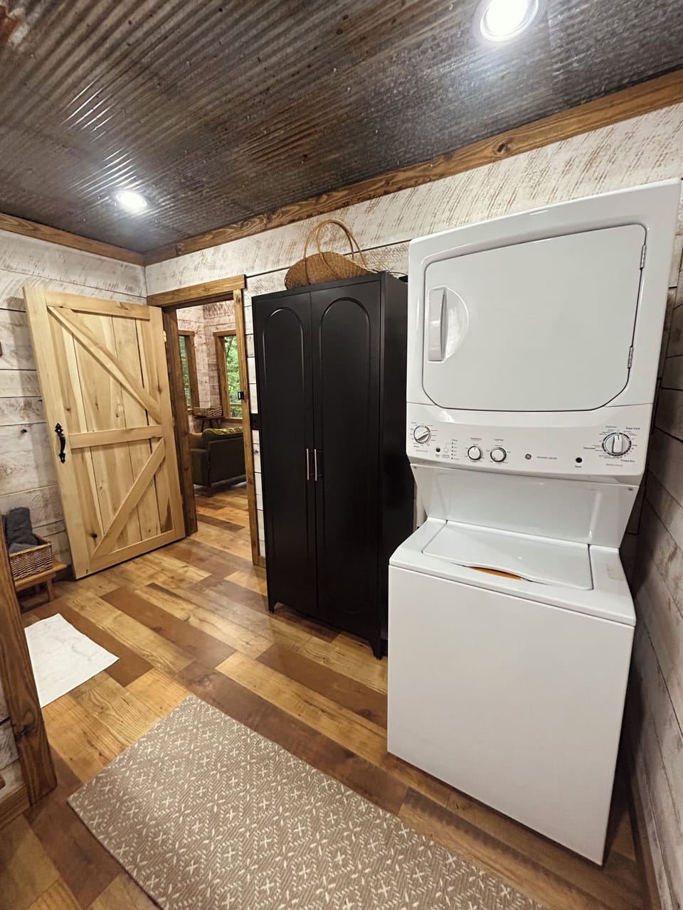 Laundry (Washer/Dryer)
Storage Closet