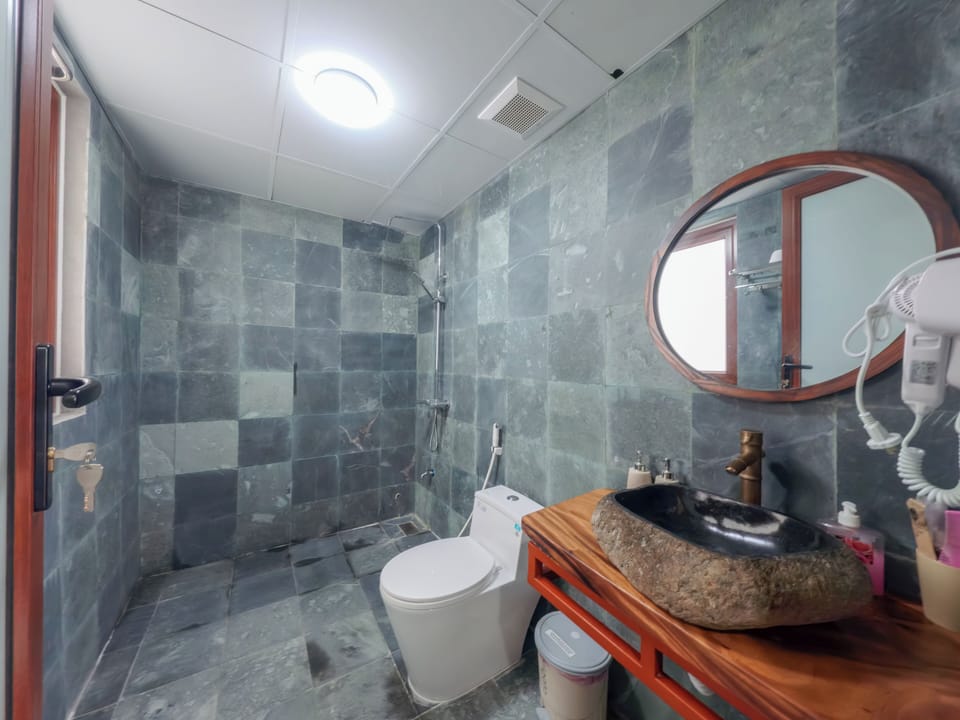 Deluxe Double Room, Garden View | Bathroom | Slippers, towels