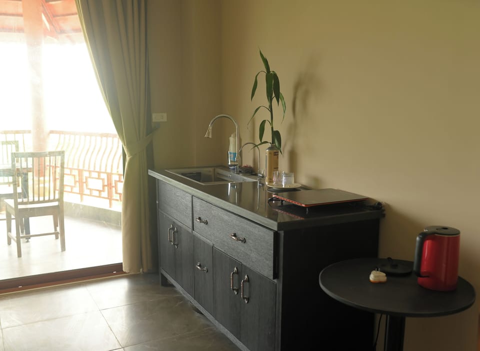 Economy Double Room | Private kitchen | Fridge, microwave, oven, stovetop