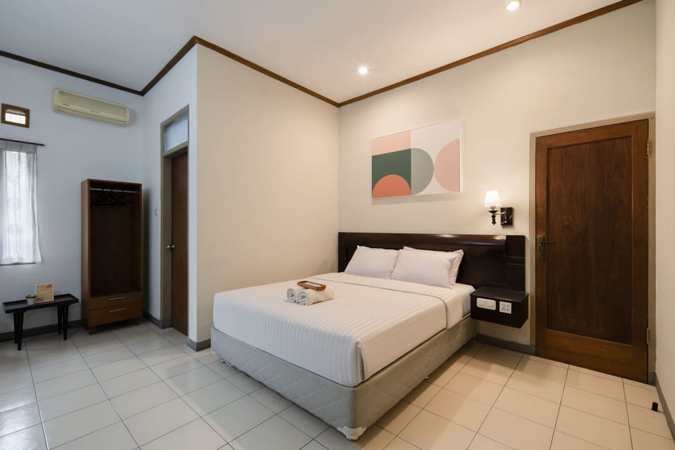 Deluxe Room, 1 Queen Bed | Free WiFi, bed sheets