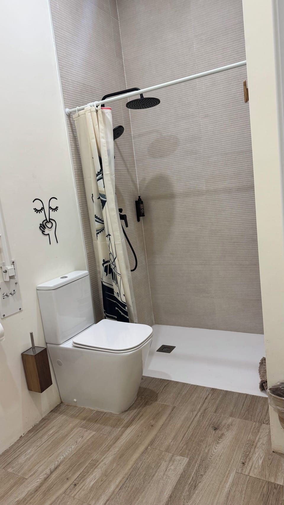Suite Xocolate | Bathroom | Shower, hair dryer, towels, soap
