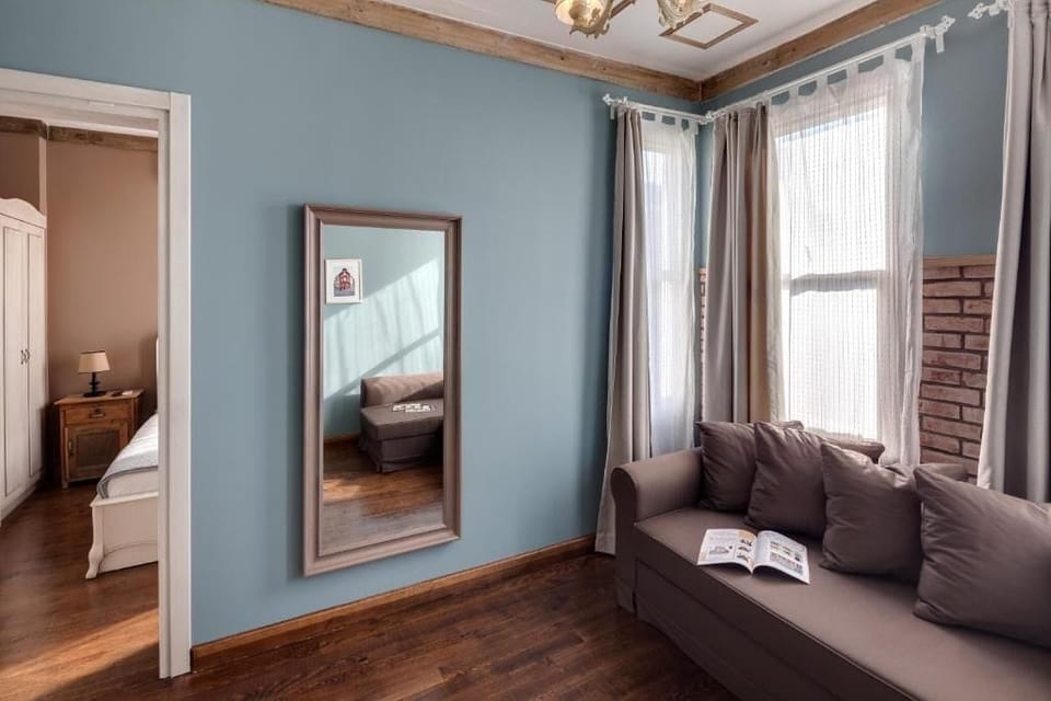 Family Quadruple Room, City View | Living area