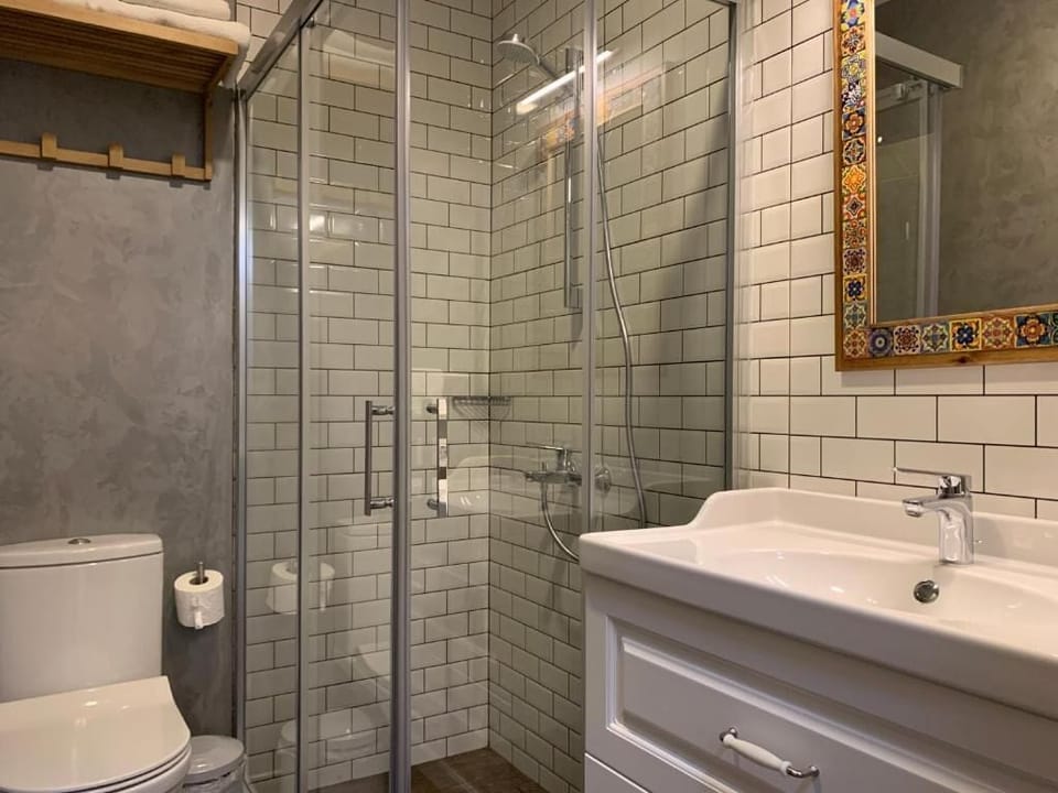 Junior Studio Suite, City View | Bathroom | Slippers