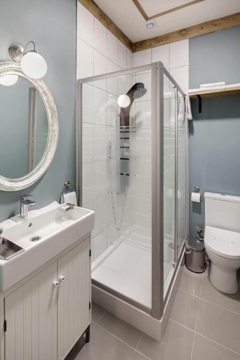 Deluxe Double or Twin Room, City View | Bathroom | Slippers