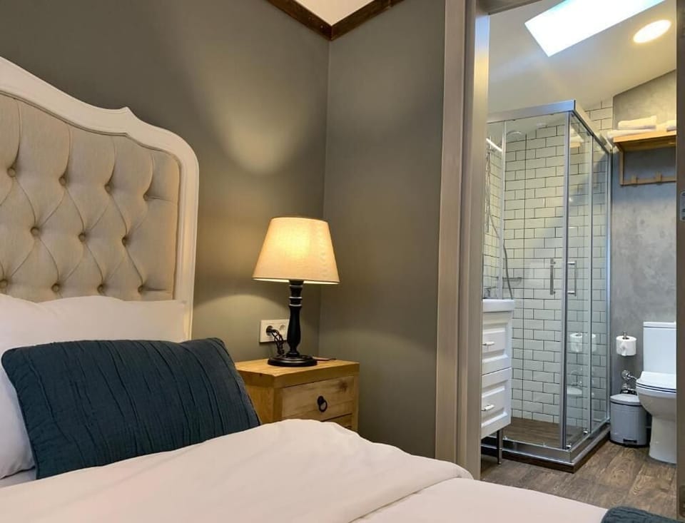 Executive Triple Room | Bathroom | Slippers