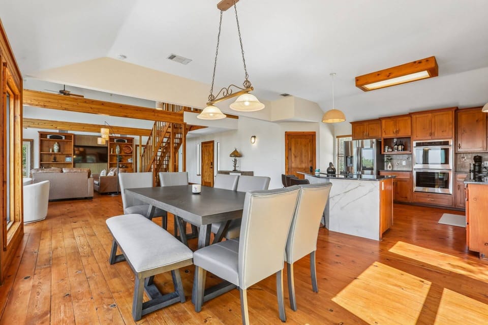 Main Home - Dining room seating for 8