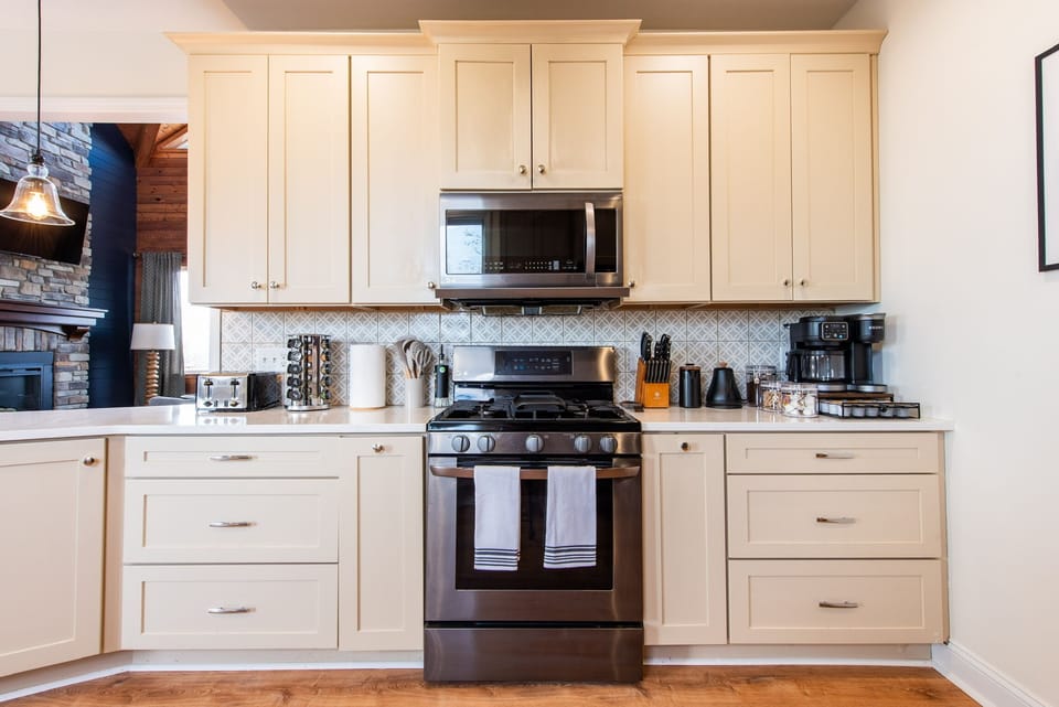 Farmhouse kitchen - full-size appliances and everything you need for 16