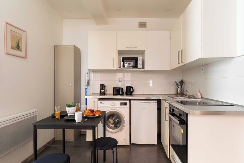 Apartment | Private kitchen | Fridge, microwave, oven, stovetop