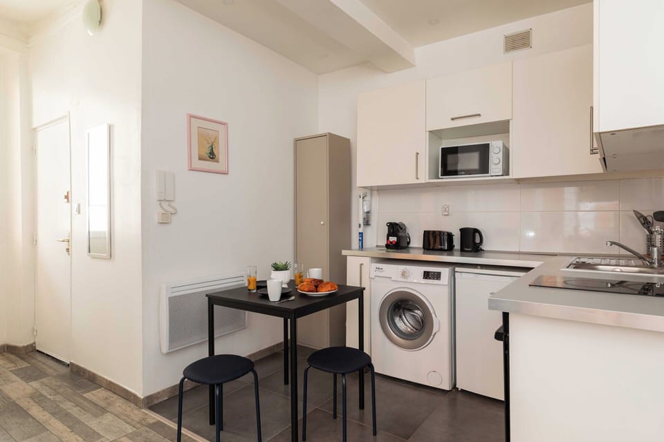 Apartment | Private kitchen | Fridge, microwave, oven, stovetop