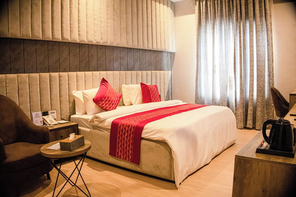 Deluxe Studio Suite | Desk, laptop workspace, free WiFi