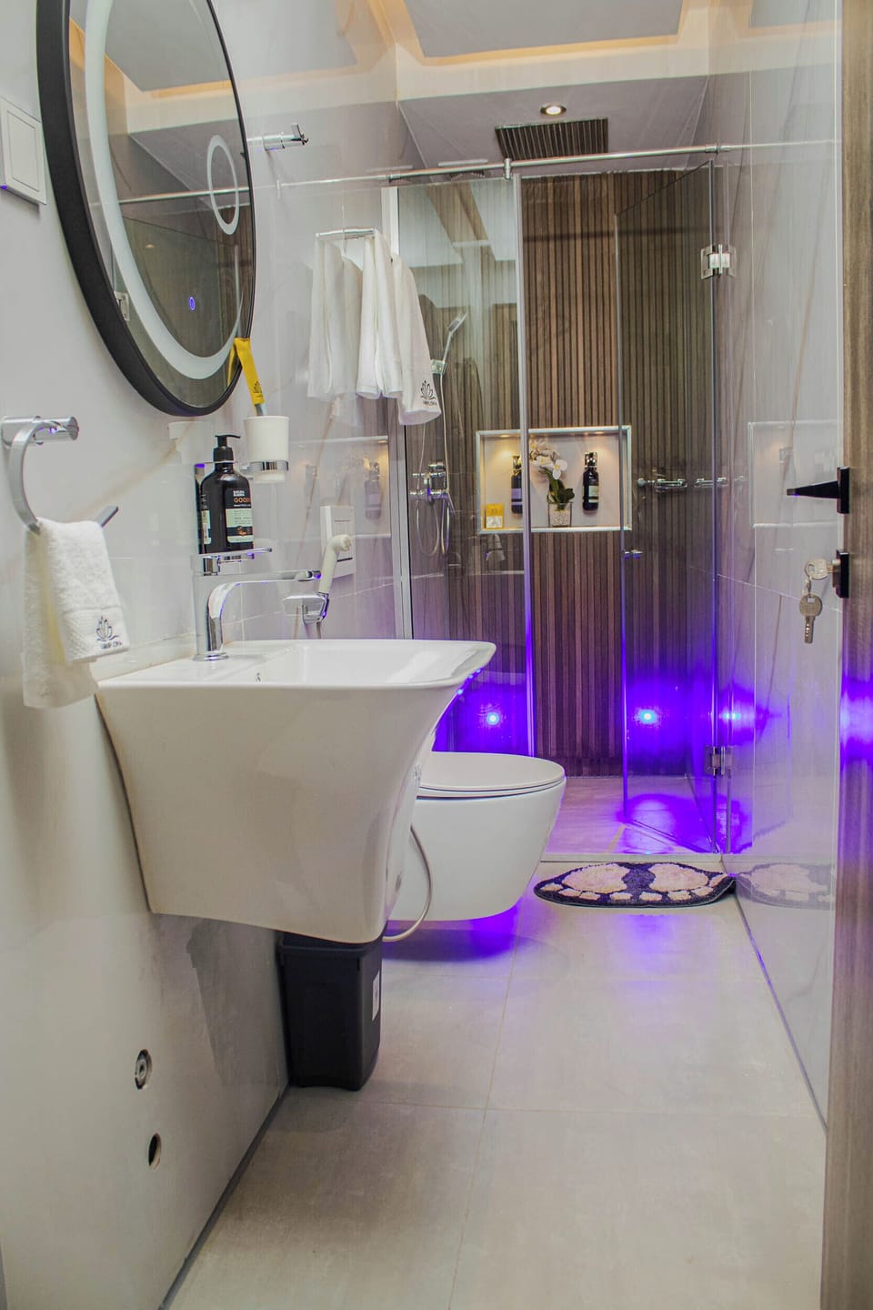 Deluxe Studio Suite | Bathroom | Shower, towels, soap, shampoo