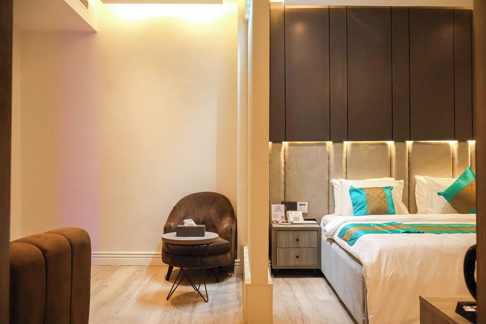 Deluxe Studio Suite | Desk, laptop workspace, free WiFi