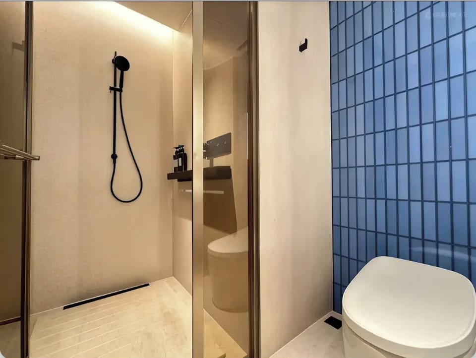 Shower, rainfall showerhead, free toiletries, hair dryer