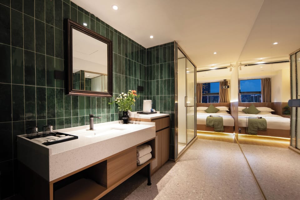 Classic Double Room | Bathroom | Shower, free toiletries, hair dryer, towels