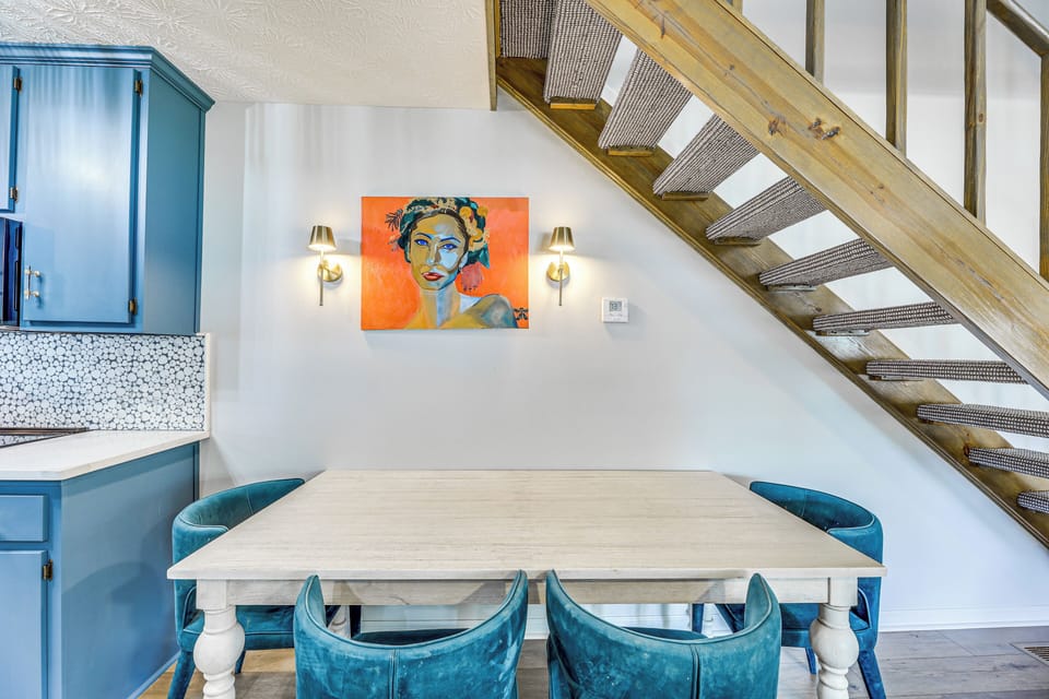 Dining Area | Dishware/Flatware Provided | 1st Floor