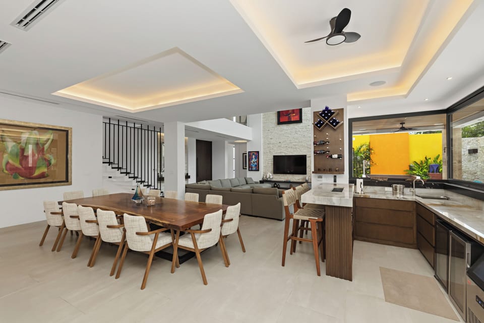 Dining Area | Dishware/Flatware Provided | 1st Floor