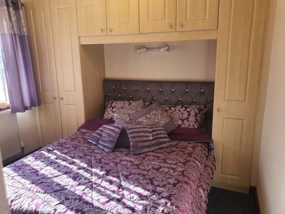 Wooden Lodge, Sleeps 9 With Veranda & Decking Cabin in Wyre District
