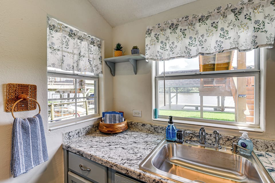 Kitchenette | Hot Plate | Microwave