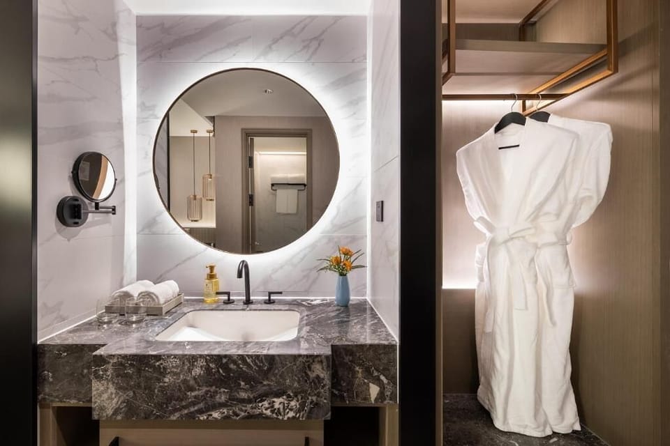 Shower, rainfall showerhead, free toiletries, hair dryer
