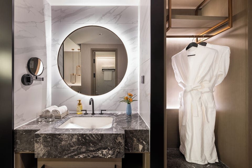 Shower, rainfall showerhead, free toiletries, hair dryer