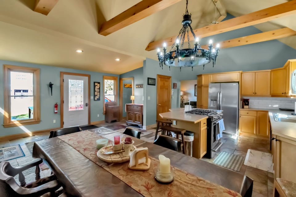Kitchen/dining area/main entry