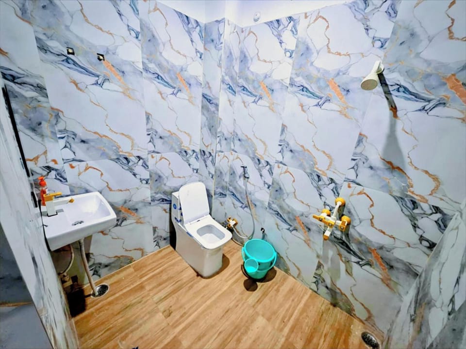 Shower, free toiletries, towels