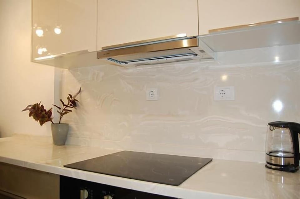 Comfort Apartment, Lanai, Mountain View | Private kitchen