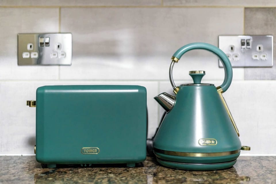 Start your morning with ease using the kettle and toaster for a quick breakfast.