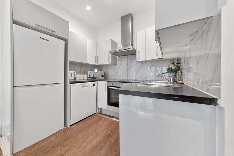 Store your fresh groceries, snacks, and drinks easily with the convenience of a kitchen fridge.
