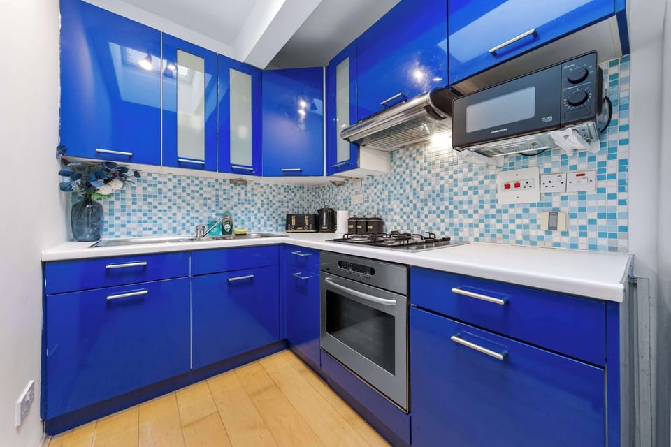 Fully equipped kitchen for everything from quick breakfasts to cozy dinners.