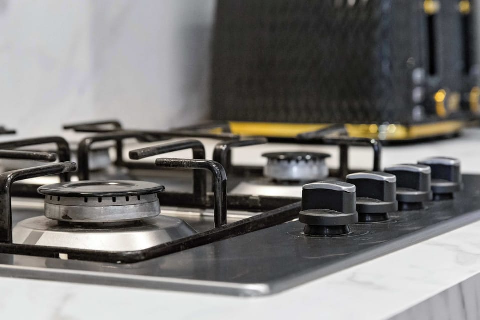 From quick breakfasts to family dinners, the modern built-in cooktop makes every meal effortless.