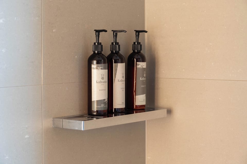 Main Bathroom 02