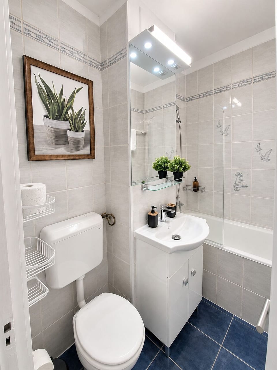 Luxury Studio, 1 Queen Bed, Non Smoking | Bathroom | Free toiletries, hair dryer, towels, soap