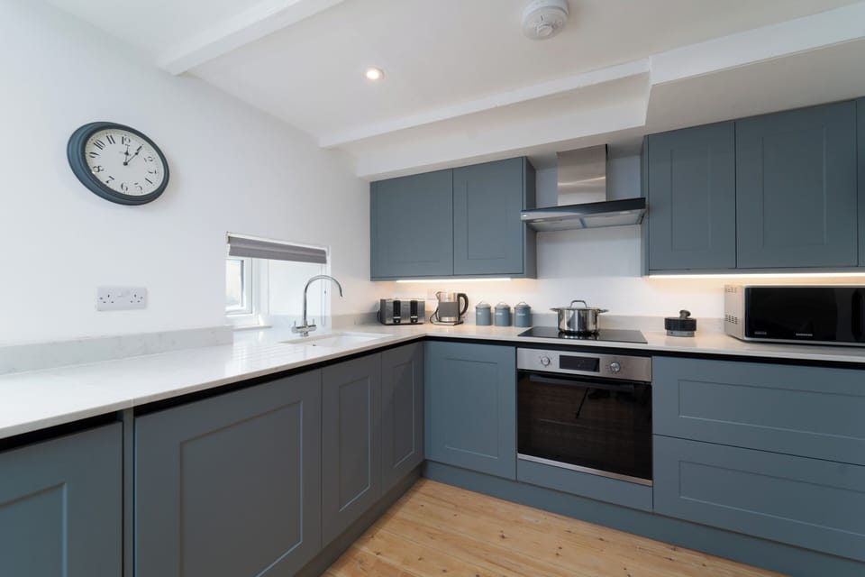 Fully equipped modern kitchen — A stylish, fully fitted kitchen with halogen hob