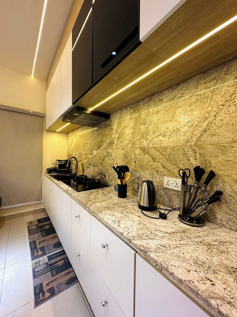 Deluxe Apartment, Balcony, City View | Private kitchen | Fridge, microwave, oven, stovetop
