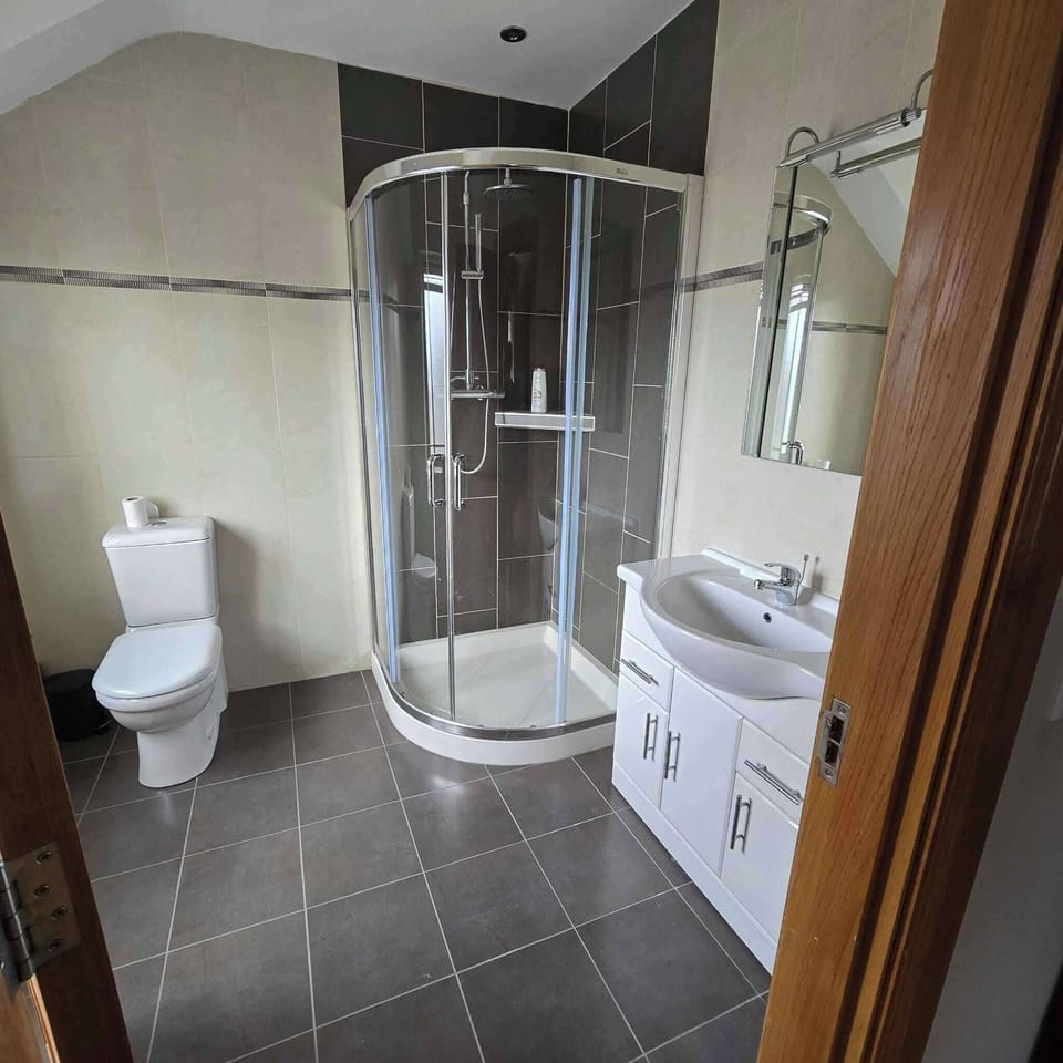 Separate tub and shower, deep soaking tub, hair dryer, towels