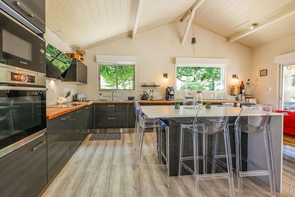 Fully equipped kitchen – coffee machine, kettle, oven, microwave, toaster, dishwasher, etc.