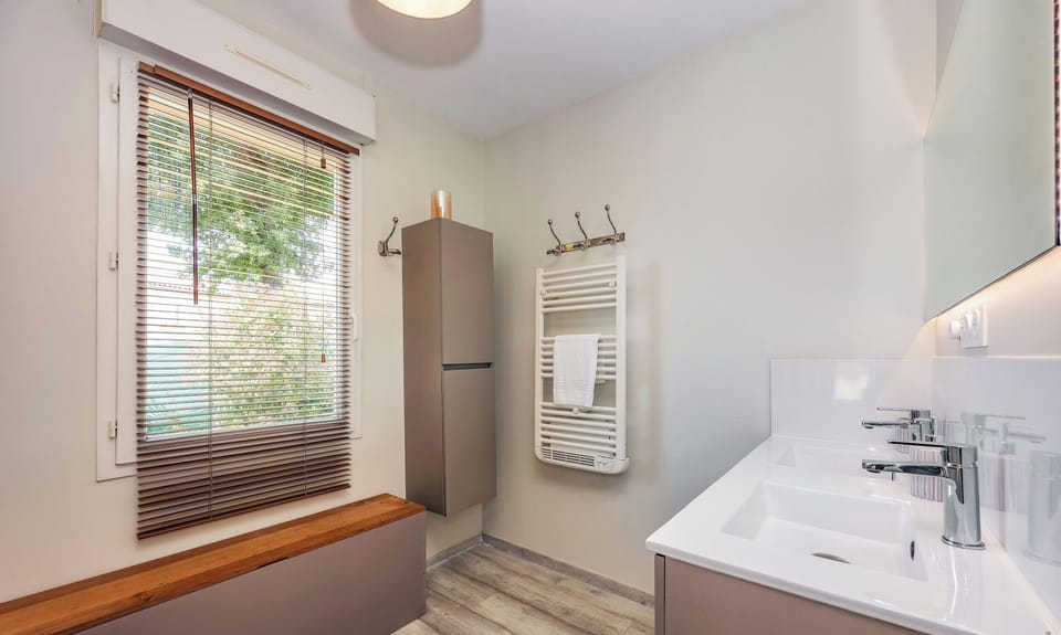 Double-basin vanity unit with towel warmer