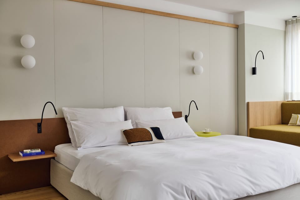 Deluxe Studio | In-room safe, desk, laptop workspace, WiFi (free)