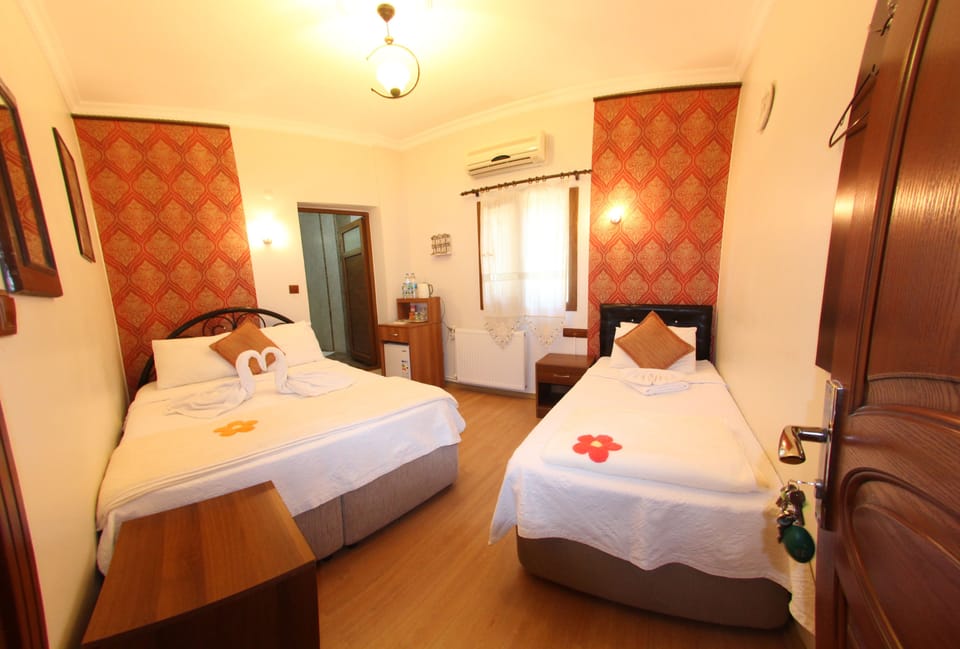 Triple Room | Minibar, desk, soundproofing, free WiFi