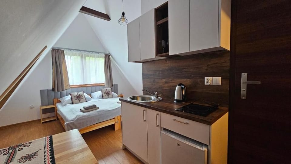 Triple Room (7) | Iron/ironing board, free WiFi