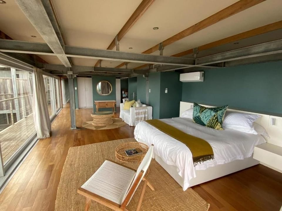 Deluxe Suite, Balcony, Sea View | In-room safe, laptop workspace, blackout drapes, WiFi (free)