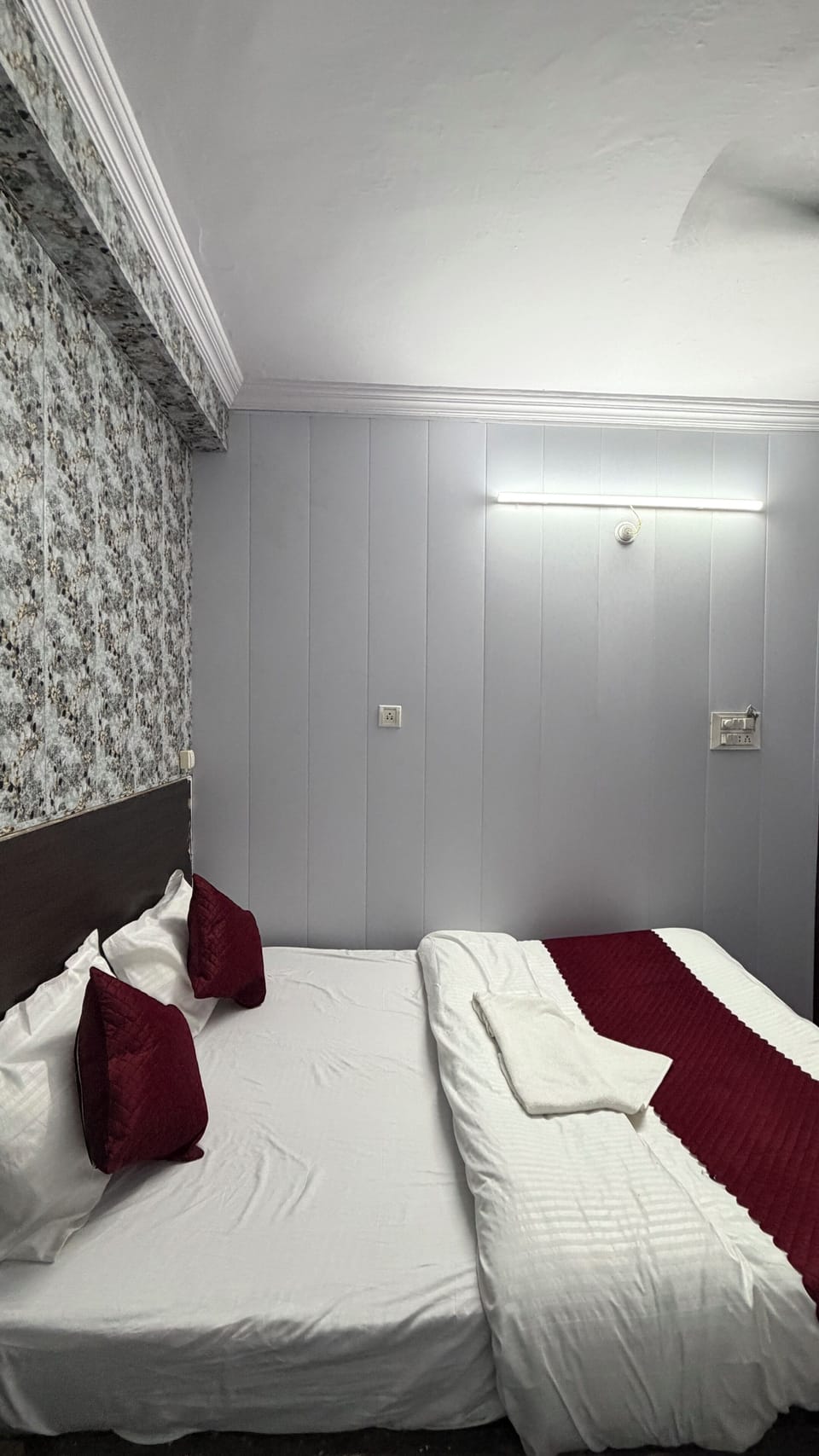 Luxury Room | Rollaway beds, bed sheets