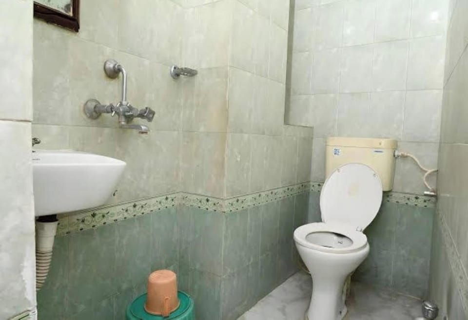 Shower, free toiletries, soap