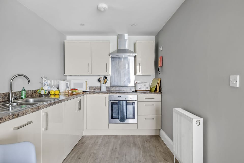 Kitchen with toaster, hob, oven, microwave, kettle - Marina View Suite