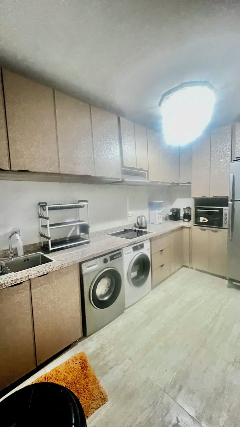 Full-size fridge, microwave, oven, stovetop
