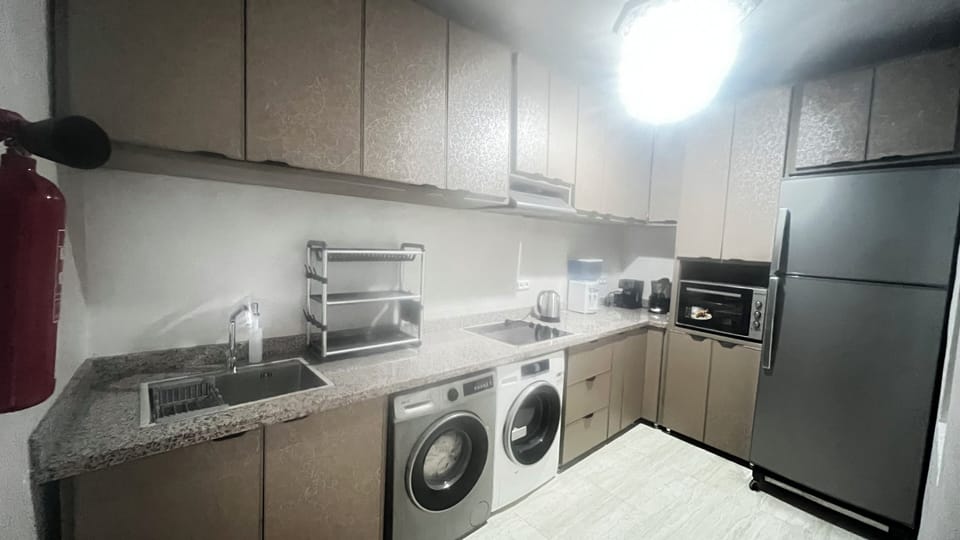 Full-size fridge, microwave, oven, stovetop