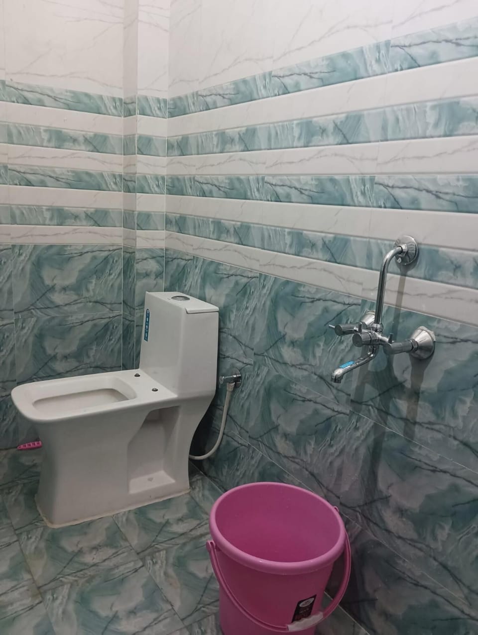 Shower, free toiletries, towels
