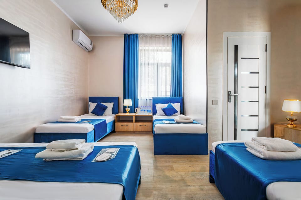 Family Room, City View | Pillowtop beds, WiFi (free), bed sheets