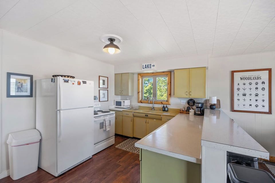 Fully stocked kitchen for cooking healthy meals during your stay. 
